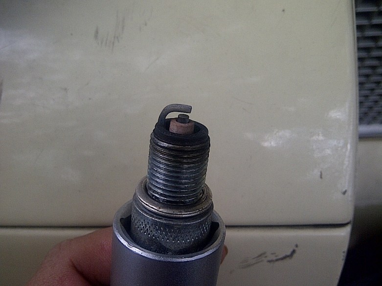 The spark plug seems quite healthy, I wonder whether this Gunson will give me better setting... lest see..